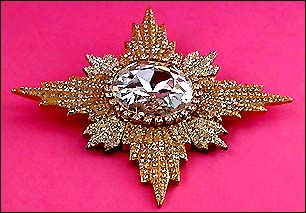 a beautiful vintage costume jewelry brooch unsigned