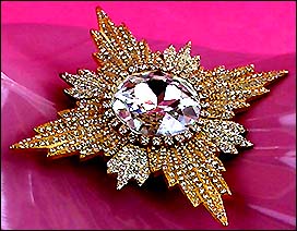 a beautiful vintage costume jewelry brooch unsigned