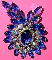 a beautiful vintage costume jewelry Brooch unsigned