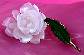 a beautiful vintage costume jewelry brooch unsigned