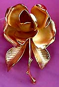 a beautiful vintage costume jewelry Brooch unsigned