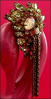 a beautiful vintage costume jewelry brooch unsigned