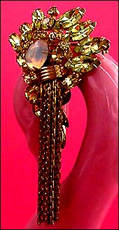 a beautiful vintage costume jewelry brooch unsigned
