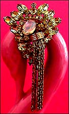 a beautiful vintage costume jewelry Brooch unsigned