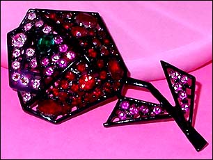a beautiful vintage costume jewelry brooch unsigned