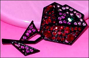 a beautiful vintage costume jewelry brooch unsigned