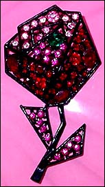 a beautiful vintage costume jewelry brooch unsigned