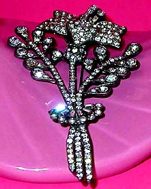 a beautiful vintage costume jewelry brooch unsigned