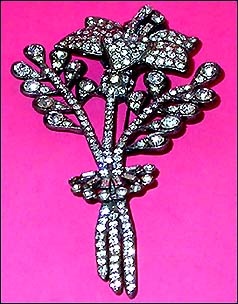a beautiful vintage costume jewelry brooch unsigned