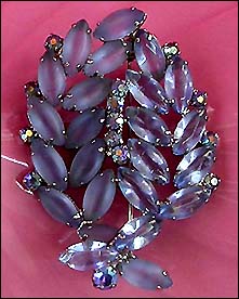 a beautiful vintage costume jewelry brooch unsigned