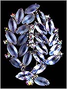 a beautiful vintage costume jewelry Brooch unsigned
