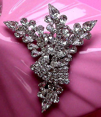 a beautiful vintage costume jewelry brooch unsigned