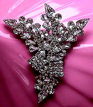 a beautiful vintage costume jewelry Brooch unsigned