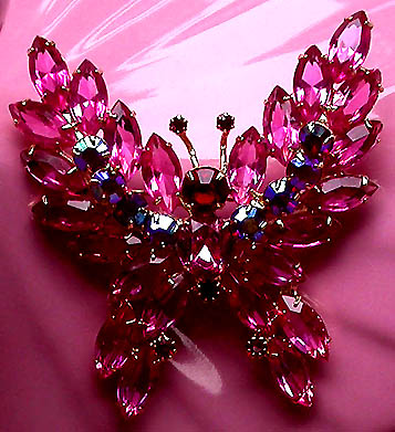 a beautiful vintage costume jewelry brooch unsigned