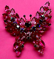 a beautiful vintage costume jewelry Brooch unsigned