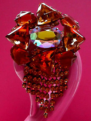 a beautiful vintage costume jewelry brooch unsigned