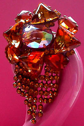 a beautiful vintage costume jewelry brooch unsigned