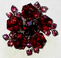 a beautiful vintage costume jewelry Brooch unsigned