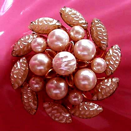 a beautiful vintage costume jewelry brooch unsigned
