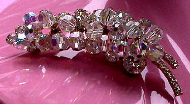 a beautiful vintage costume jewelry brooch unsigned