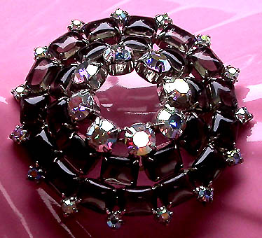 a beautiful vintage costume jewelry brooch unsigned