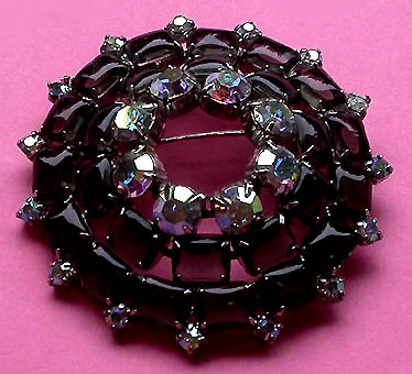 a beautiful vintage costume jewelry brooch unsigned