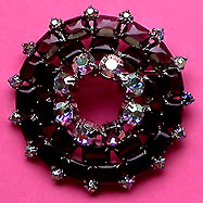 a beautiful vintage costume jewelry Brooch unsigned