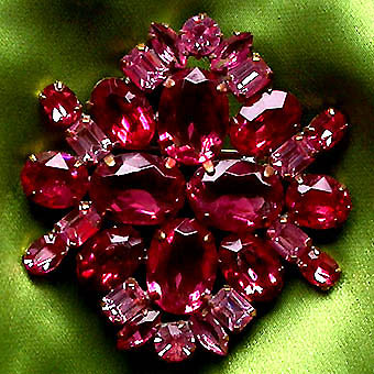 a beautiful vintage costume jewelry brooch unsigned