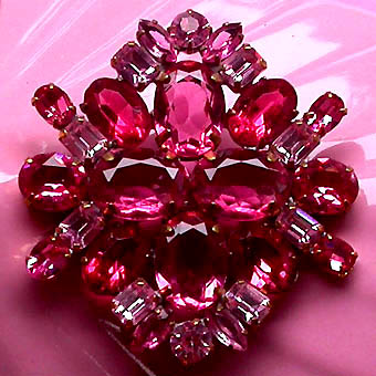 a beautiful vintage costume jewelry brooch unsigned