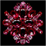 a beautiful vintage costume jewelry Brooch unsigned