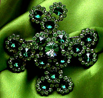 a beautiful vintage costume jewelry brooch unsigned
