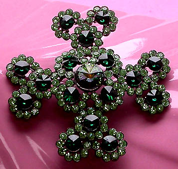 a beautiful vintage costume jewelry brooch unsigned