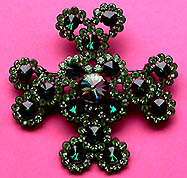 a beautiful vintage costume jewelry Brooch unsigned