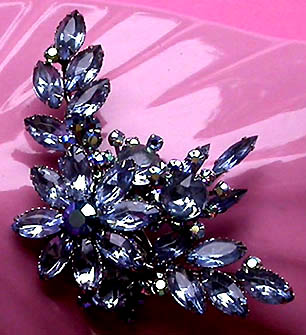 a beautiful vintage costume jewelry brooch unsigned