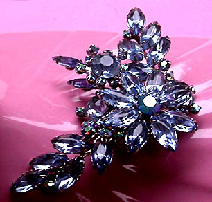 a beautiful vintage costume jewelry brooch unsigned