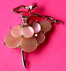 a beautiful vintage costume jewelry brooch unsigned