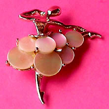 a beautiful vintage costume jewelry brooch unsigned