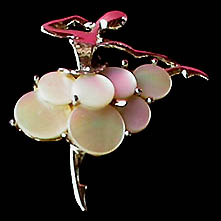 a beautiful vintage costume jewelry brooch unsigned