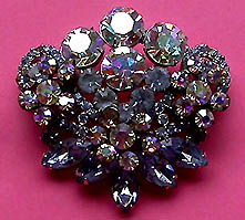 a beautiful vintage costume jewelry Brooch unsigned