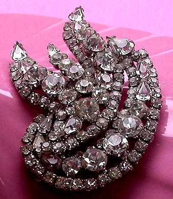 a beautiful vintage costume jewelry brooch unsigned