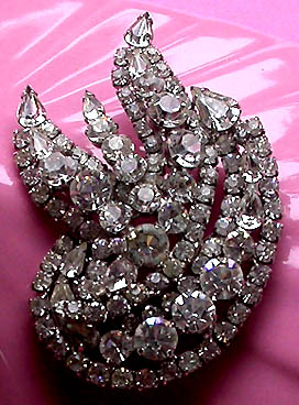 a beautiful vintage costume jewelry brooch unsigned