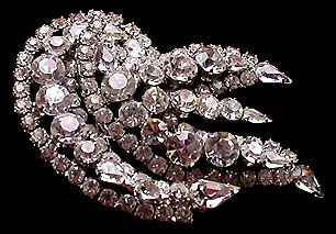a beautiful vintage costume jewelry brooch unsigned