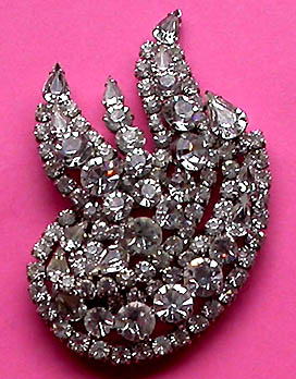 a beautiful vintage costume jewelry brooch unsigned