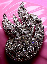 a beautiful vintage costume jewelry Brooch unsigned