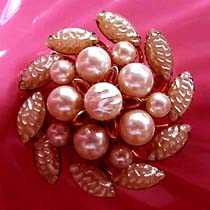 a beautiful vintage costume jewelry Brooch unsigned