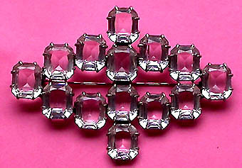 a beautiful vintage costume jewelry brooch unsigned