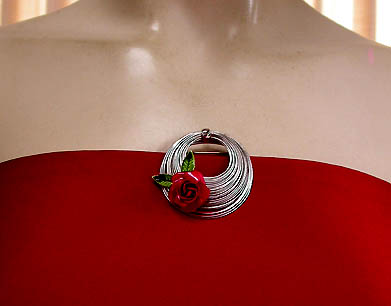 a beautiful vintage costume jewelry brooch unsigned