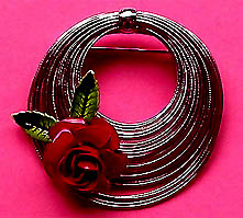 a beautiful vintage costume jewelry Brooch unsigned