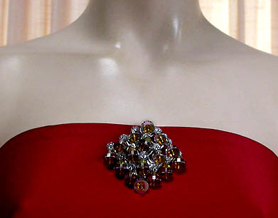 a beautiful vintage costume jewelry brooch unsigned