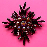 a beautiful vintage costume jewelry Brooch unsigned